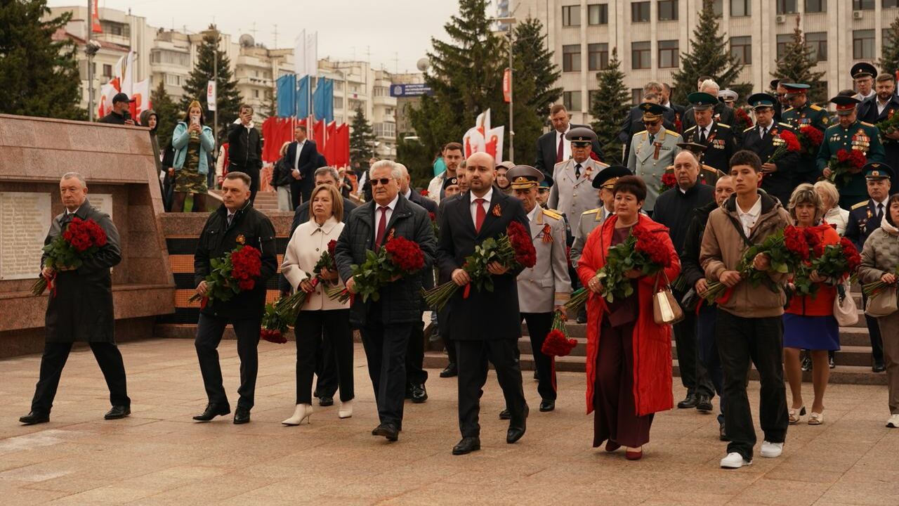 В Самаре состоялась церемония возложения цветов к Вечному Огню на площади Славы На мемориале также увековечили память героя СВО...