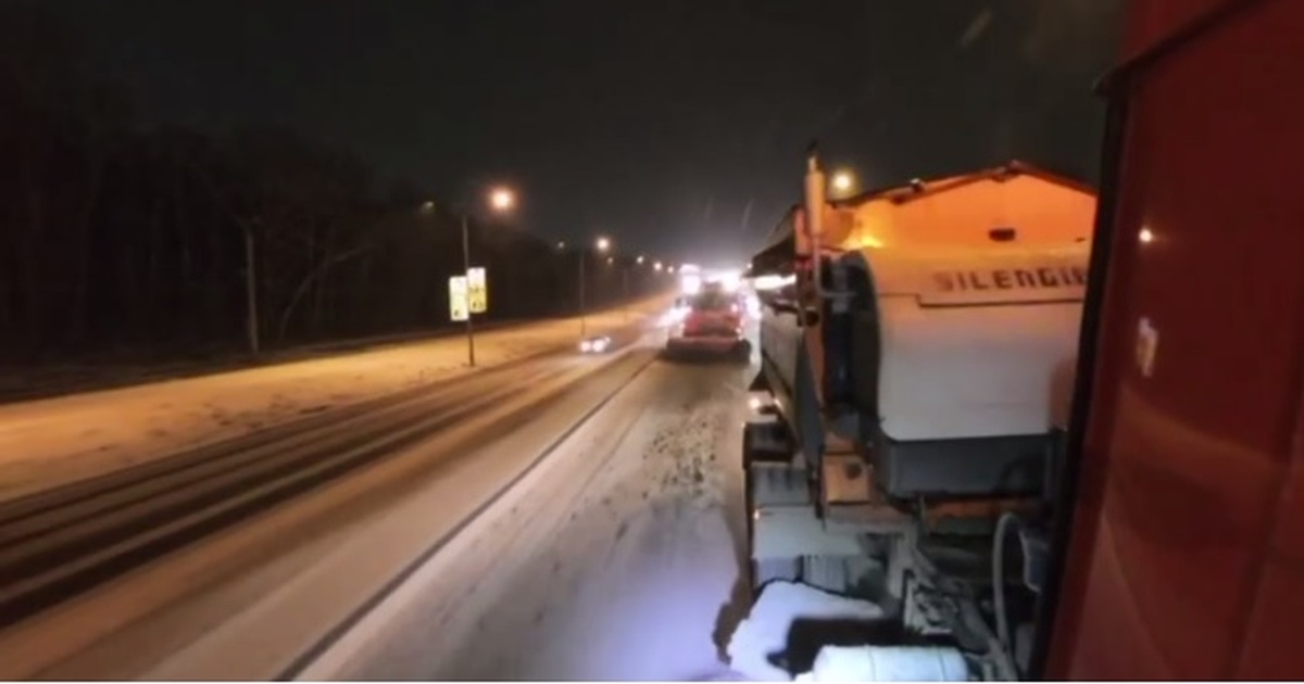 800 машин чистят самарские трассы автопоездами по 4-7 единиц спецтехники В связи с сильными снегопадами предпринимаются ...