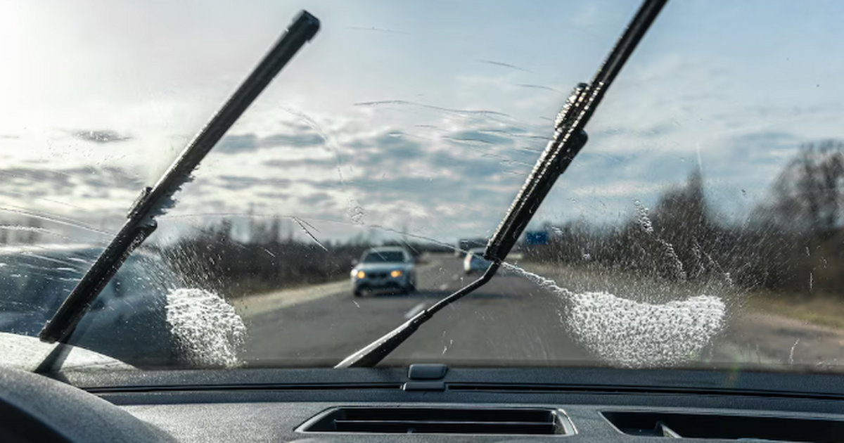 Лайфхак от опытного водителя: как улучшить прижим дворников без покупки новых Дворники мажут стекло? Часто виновата не резинк...