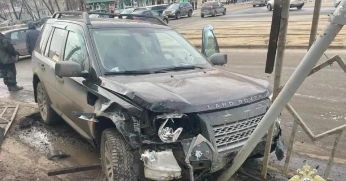 В Самаре 19-летний водитель Land Rover нарушил ...