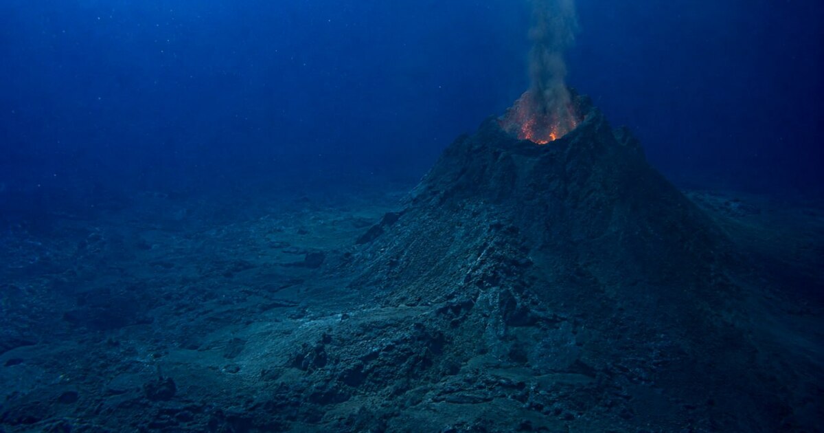 NASA зафиксировало подводное извержение вулкана...
