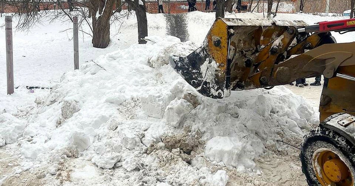 В Самаре ликвидировали опасную ледяную горку, выходившую на проезжую часть Сообщение об опасной горке появилось в соцсетях