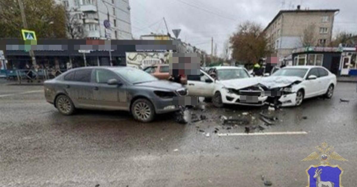 8 ноября в Самаре столкнулись "Гранта" и две "Шкоды", 2 человека пострадали Всего за сутки в области произошло 9 ДТП