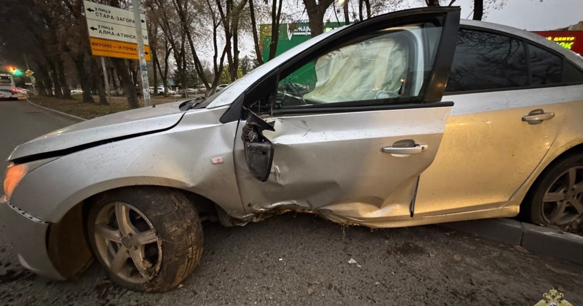 9 ноября в Кировском районе Самары Chevrolet Cruze налетел на дерево Всего за сутки в области произошло 6 ДТП с 11 п...