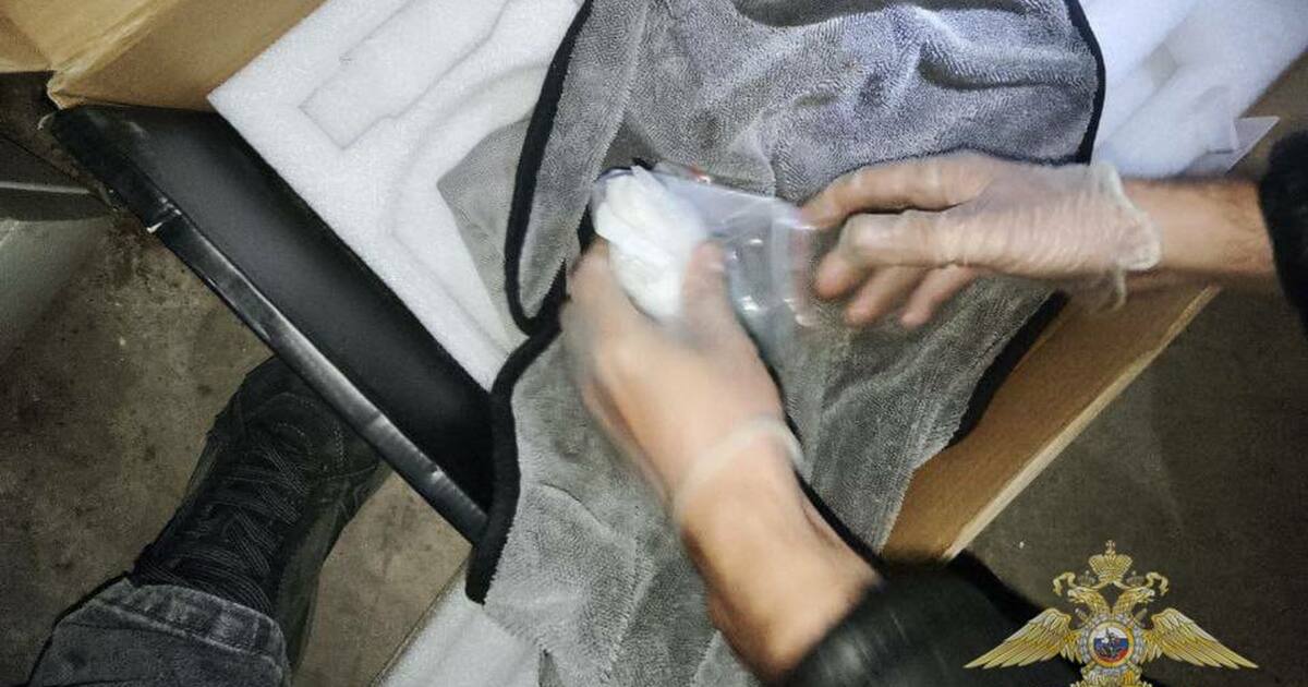 В ожидании суда обвиняемый находится под домашн...