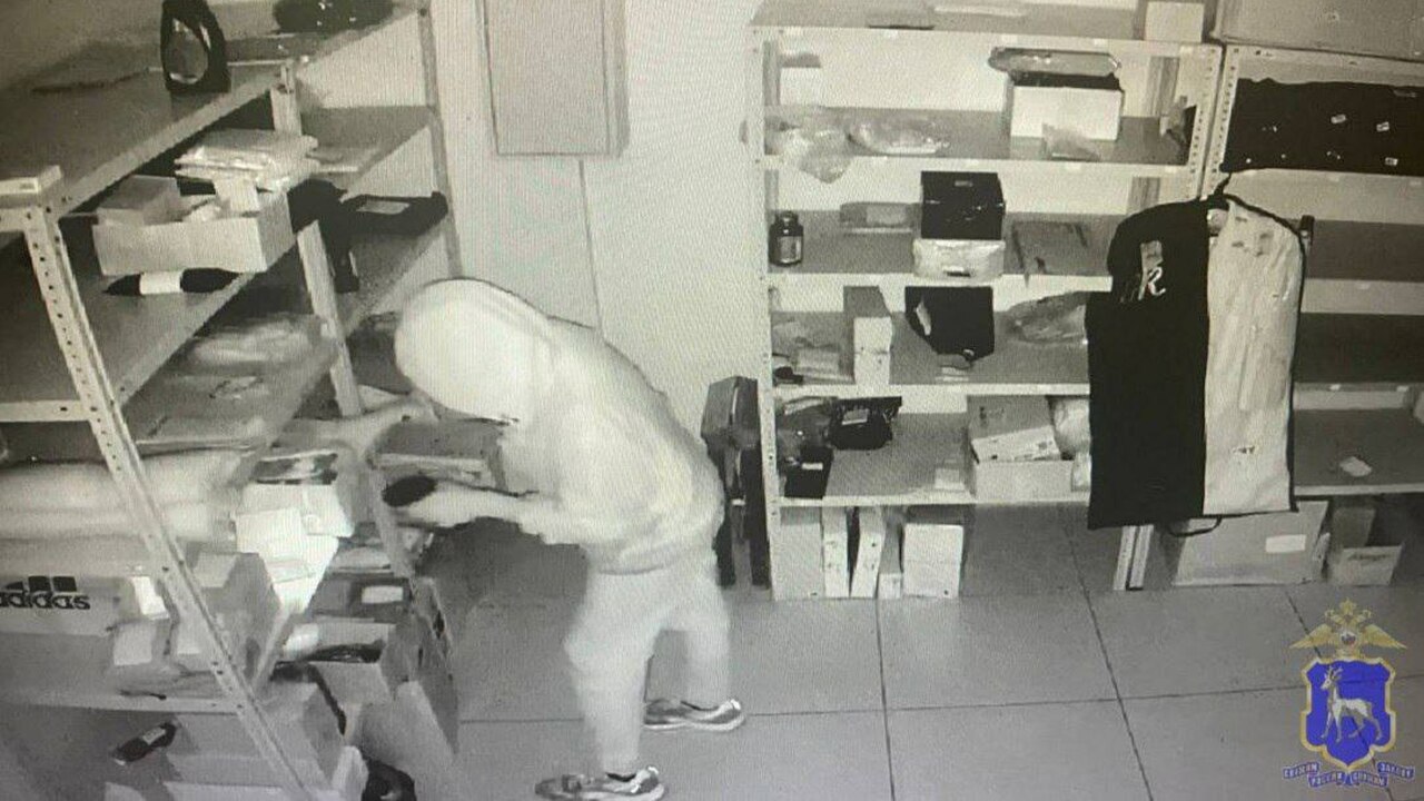 Ограбление маркетплейса: в Самаре ранее судимый повар украл товары из ПВЗ на 17 000 рублей Вор проник в помещение, разбив стеклянную дверь