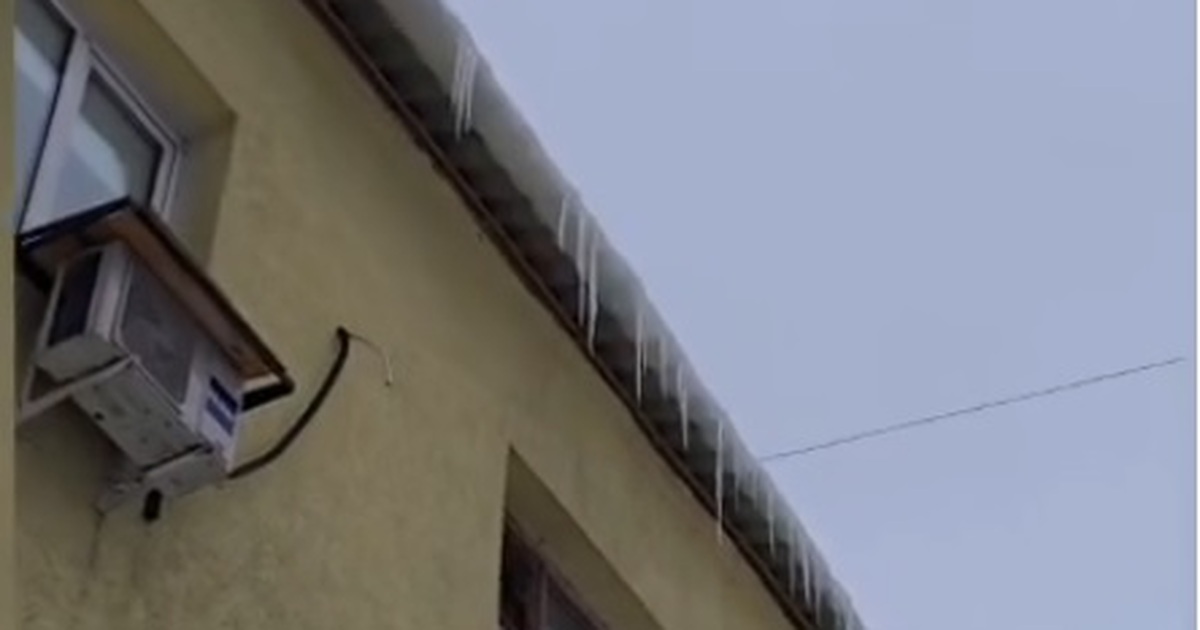 В Самаре обрушился козырёк подъезда из-за схода льда с крыши Жителям пришлось самостоятельно разбирать завалы