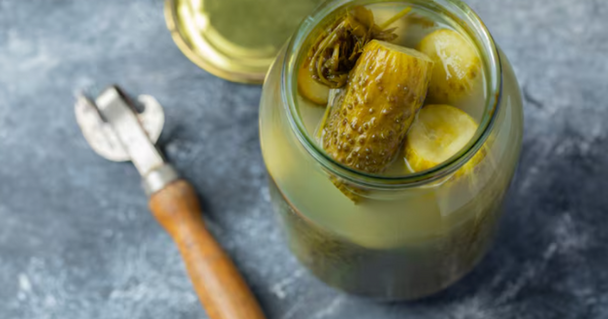 Как открыть любую крышку на банке - 2 простейших способа: с задачей справится даже ребенок Плотно закрытая крышка держится за счёт вакуума...