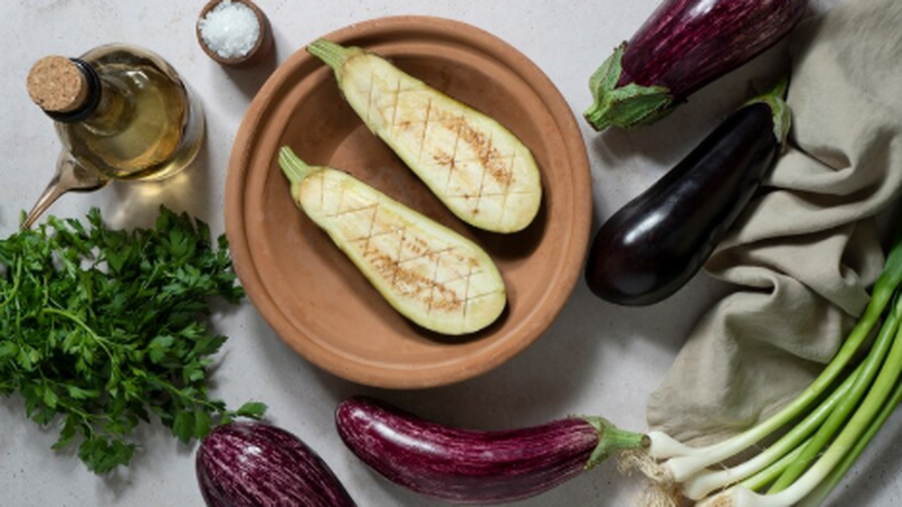 Этот кулинарный шедевр не только порадует ваши вкусовые рецепторы, но и станет ярким украшением стола Рецепт рулетиков из баклажанов под названием "Т...