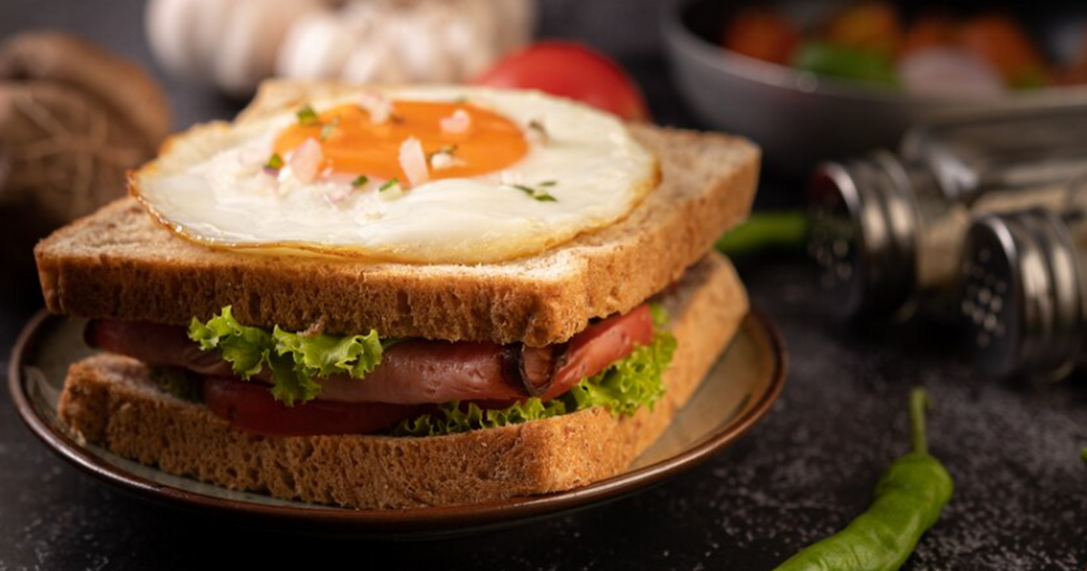 Закидываю в блендер яйца, орехи и чеснок — и вкуснейшая намазка на хлеб готова: 5-минутная вкуснота Быстрый перекус без заморочек: закинул всё в бл...