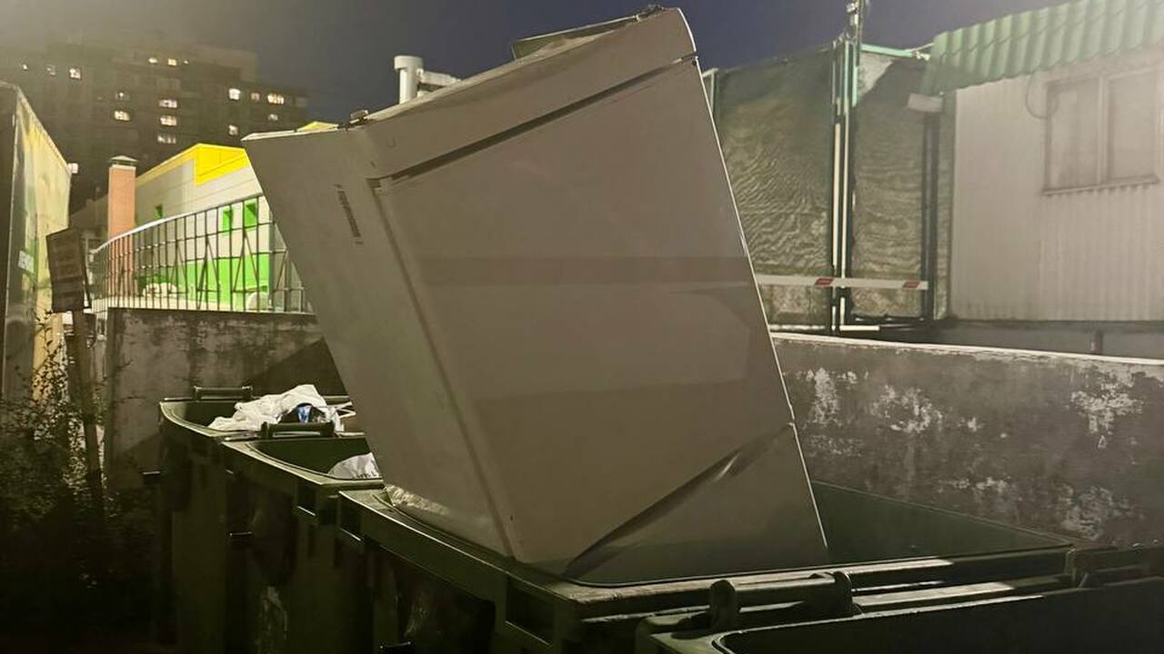 Самарец засунул холодильник в контейнер и создал проблему для мусоровозов Нерегулярный вывоз мусора с контейнерных площад...