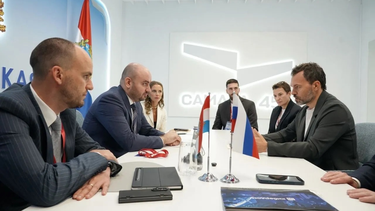 18 июня на ПМЭФ губернатор Самарской области обсудил вопросы кибербезопасности Вячеслав Федорищев встретился с главой Фонда "С...