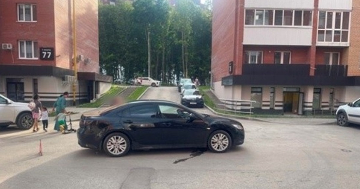 В Самаре во дворе на Мехзаводе Mazda сбила девятилетнего мальчика В Самаре во дворе на Мехзаводе Mazda сбила девя...