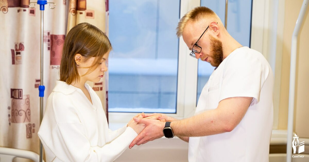 Самарские врачи помогли юной пианистке восстановить руку для продолжения карьеры Специалисты установили мини-аппарат внешней фик...