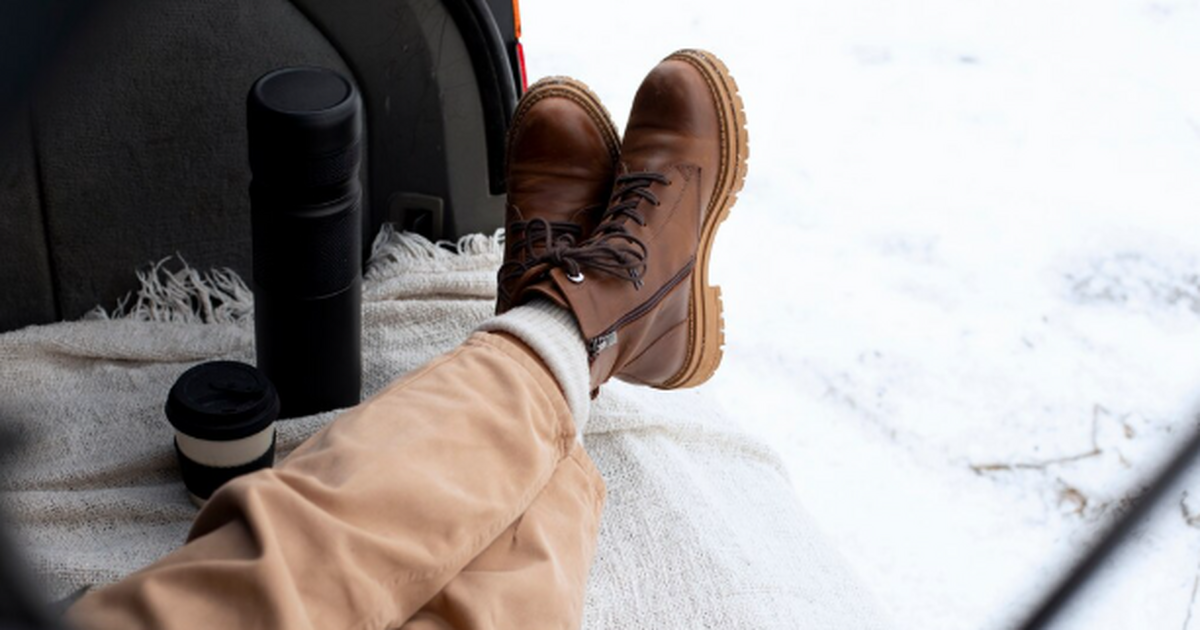 Достаточно всего 4 полоски на подошву — лед можно не боятся как асфальт: лайфхак от подруги с севера зимой тротуары — настоящая ловушка: оттепель см...