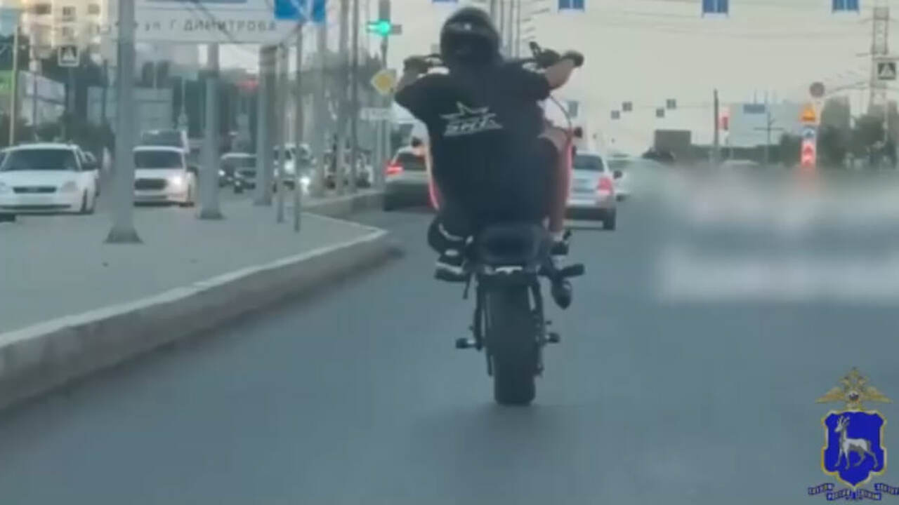 Взгляд смерти: видео опасной езды самарского мотоциклиста взорвало интернет В Самаре зафиксировано грубое нарушение ПДД мот...
