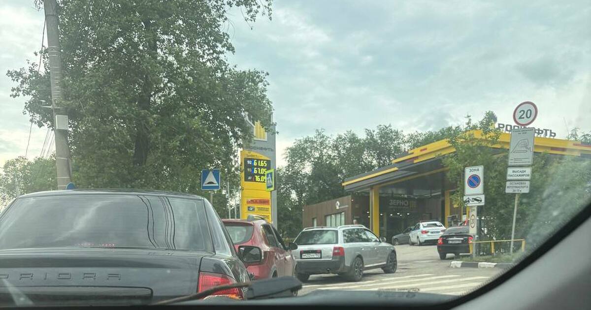 На АЗС на Ново-Вокзальной в Самаре образовалась очередь из автомобилей По словам очевидцев, машины выстроились в длинн...