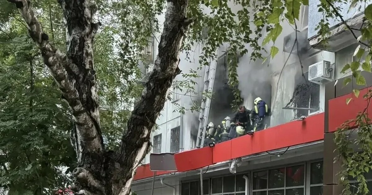 В одной из квартир на первом этаже произошёл хл...