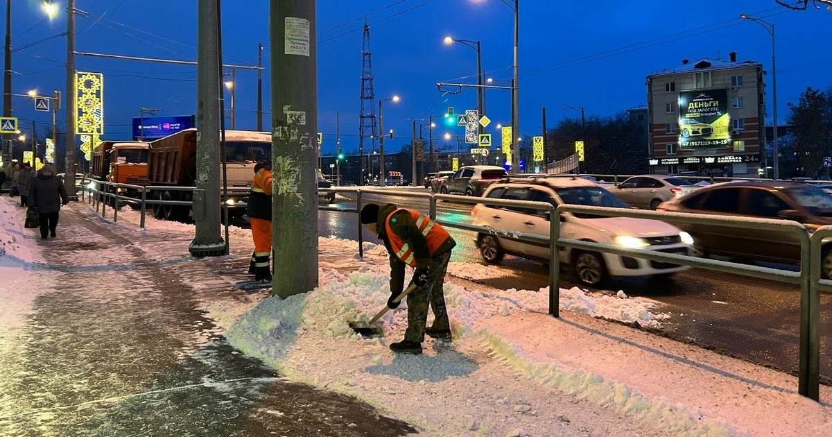 Он напомнил о поступающих ему жалобах на одни и...