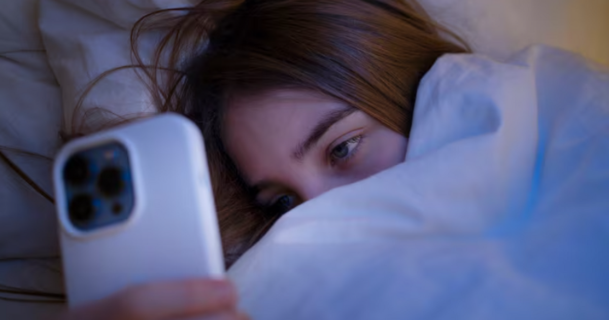 Неврологи предупреждают о вреде проверки телефо...