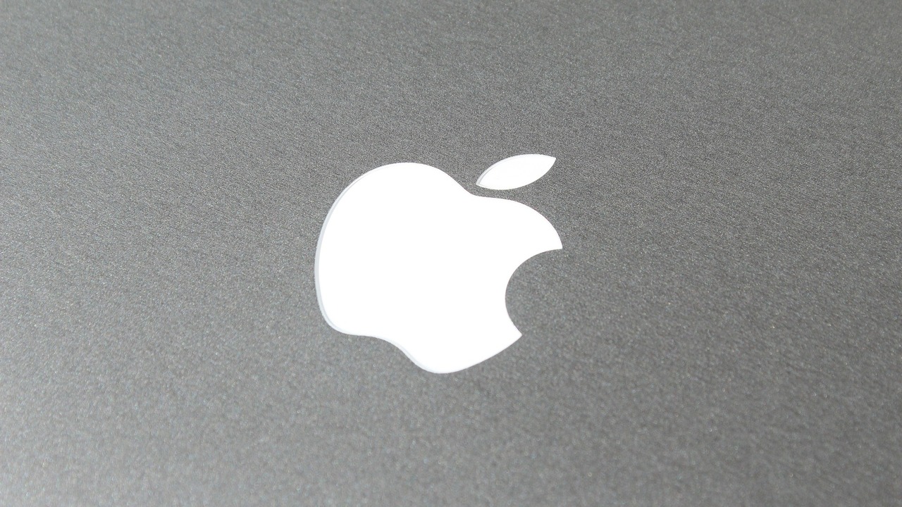 Apple может выпустить первый MacBook с сенсорным экраном в 2026 году Увидит свет обновленная версия MacBook Pro с OL...