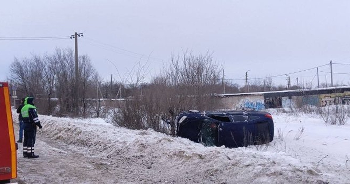 В 17:05 легковой автомобиль опрокинулся на прое...