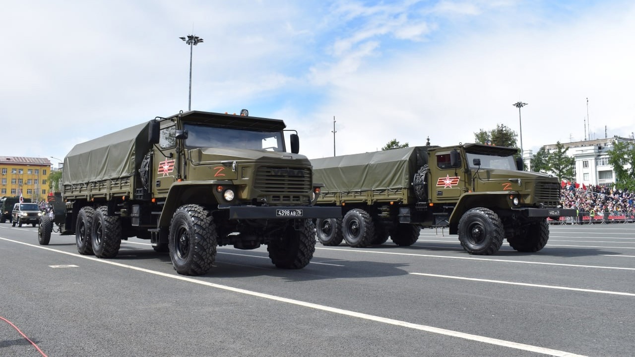 На площади Куйбышева в Самаре состоялся военный парад в честь юбилея Победы Также впервые за два года прошло шествие "Бессм...