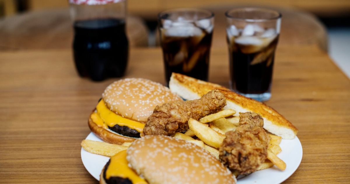 Врач Павлова: бургеры и кола могут провоцировать депрессию Врач объяснила, как бургеры, кола и ультраперер...