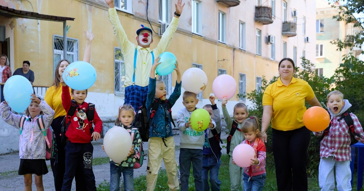 Сотрудники Куйбышевского НПЗ поздравили детей с Днем знаний В Самаре волонтеры Куйбышевского НПЗ поздравили...