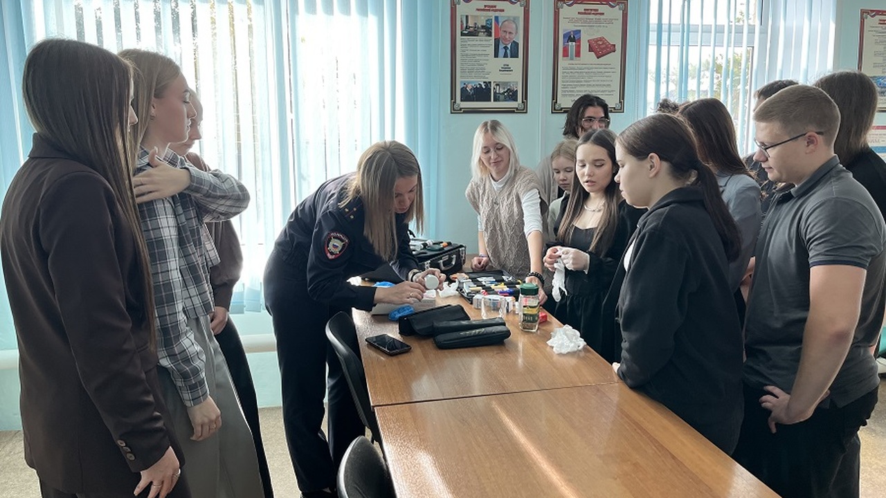 Полицейские провели профориентацию в трех районах Самарской области Сотрудники рассказали школьникам об особенностя...