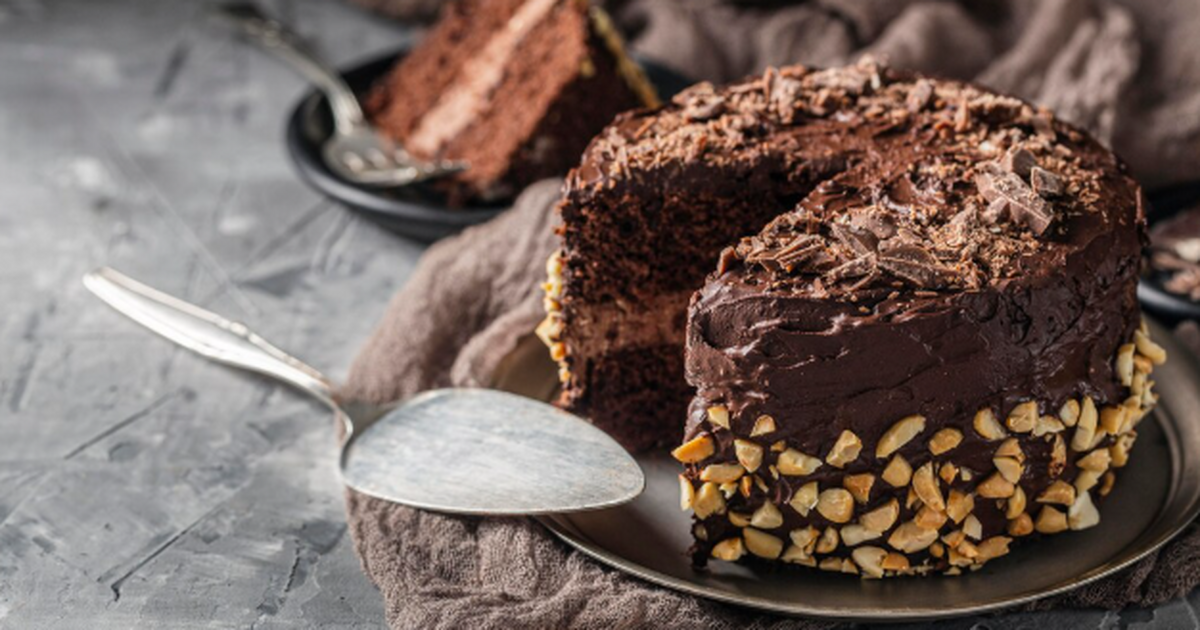 Торт «Прага» по-домашнему: получается влажный бисквит, нежный крем и мягкая глазурь Тот момент, когда на стол выносили «Прагу», пом...