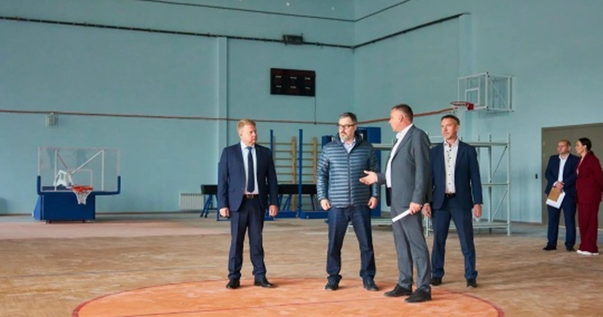 В Сызрани проверили готовность новой школы на 1 500 учеников По итогам осмотра Алексей Тихомиров провёл сове...