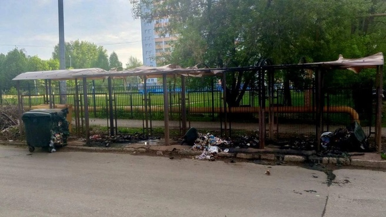 В Самаре неустановленный злоумышленник поджег мусорную площадку на Черемшанской В результате поджога все контейнеры были уничто...