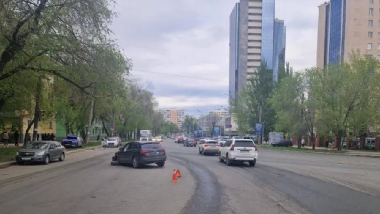 Поворота не произошло. Посреди Самары по дороге разбросало две иномарки В Самаре 30 апреля около Крымской площади произ...