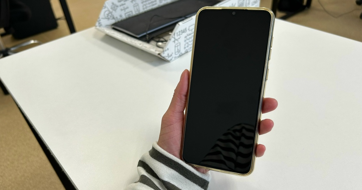 Консультант фотографировал карточки клиентов и ...