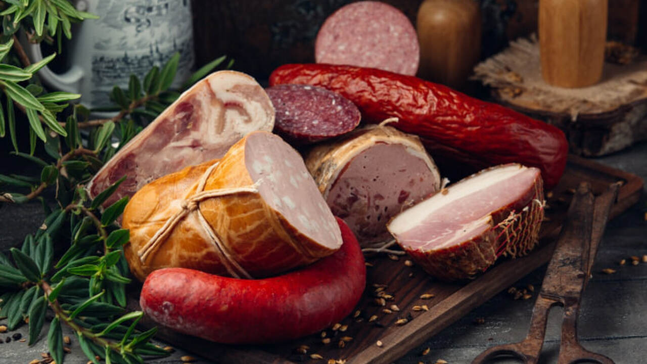 Ветчина с лекарствами и сосиски с «мясным клеем»: что скрывают магазины Опасные компоненты найдены в товарах, произведе...