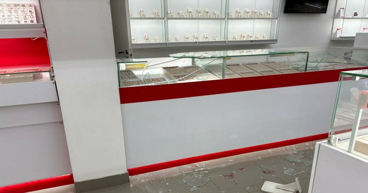 Житель Сызрани признался в грабеже ювелирного магазина на 5,5 млн рублей Подозреваемый похитил четыре планшетки с ювелир...