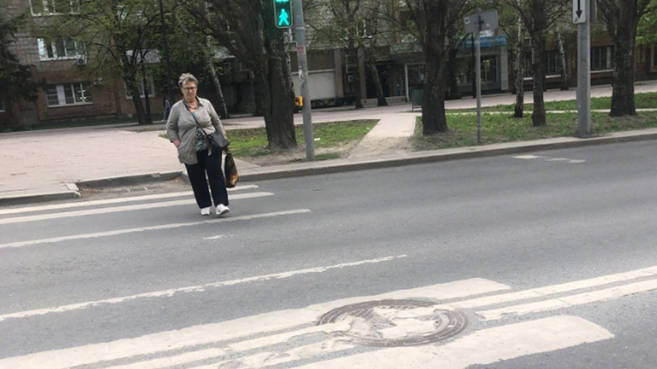 Пенсионеры, получающие выплаты на банковскую ка...