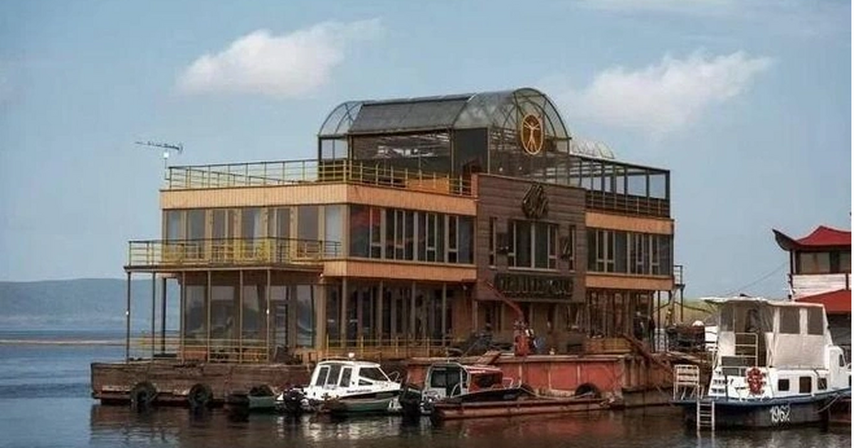 Дебаркадер с несколькими этажами и премиальным ...