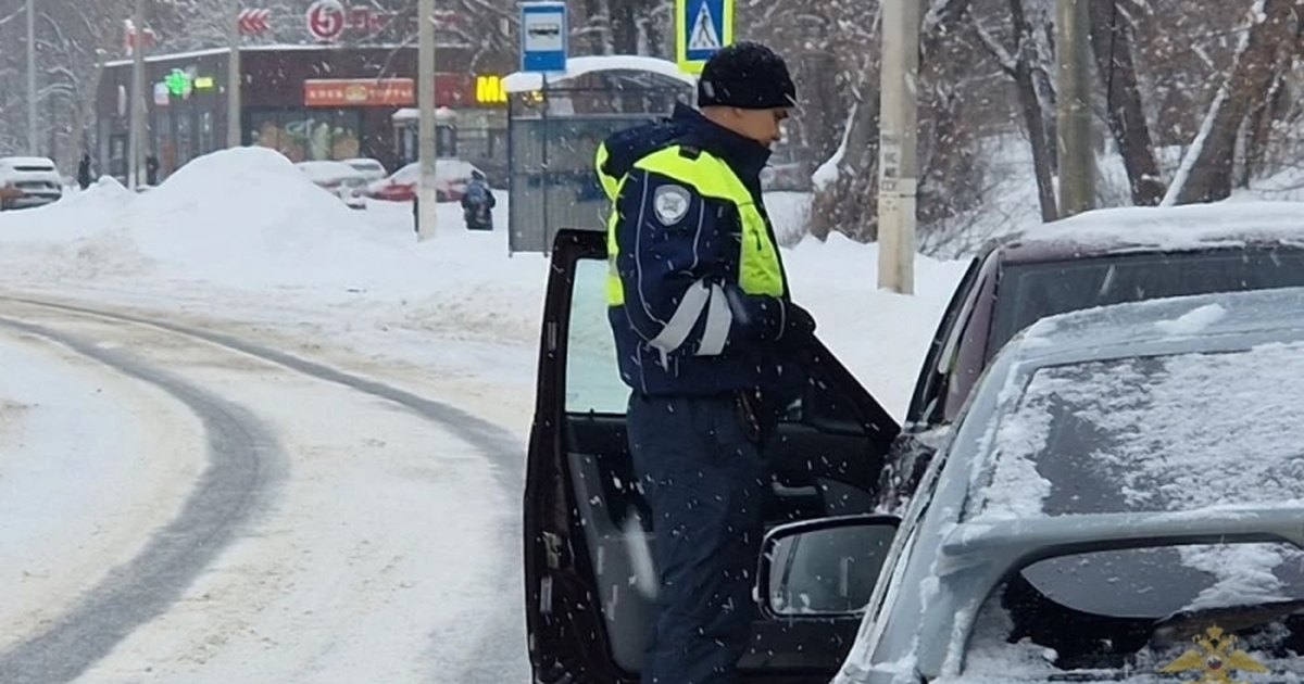 Некоторые люди используют портативные алкотестеры