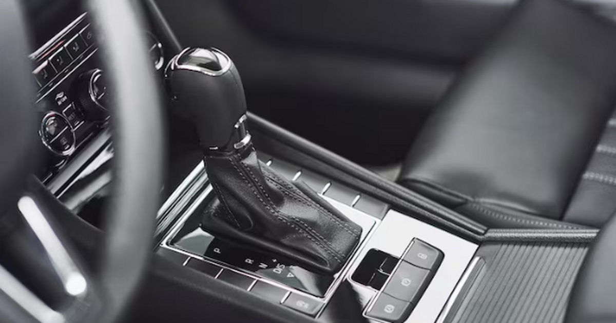 Для чего опытные водители зажимают сразу 2 кнопки стеклоподъемника: скрытая для многих функция авто Секретная функция вашего автомобиля: Как закрыт...