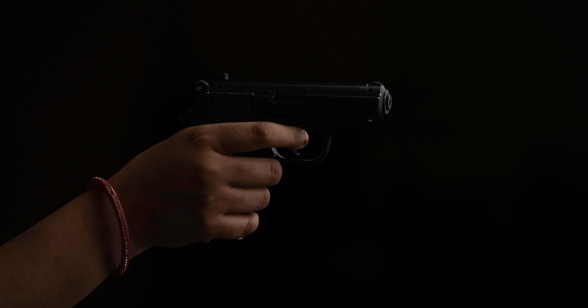 Злоумышленник угрожал жертве сигнальным пистолетом