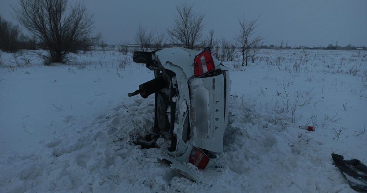 Ликвидацией последствий ДТП занялись спасатели