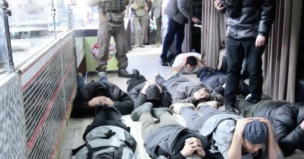 Нелегальный цех: под Владимиром накрыли производство фальшивого шоколада В цехе работали нелегальные мигранты