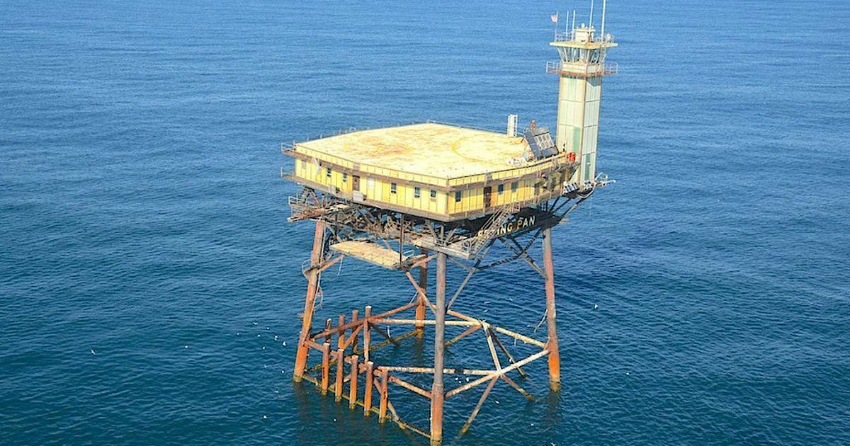 Отель рассчитан на 12 гостей и включает восемь ...