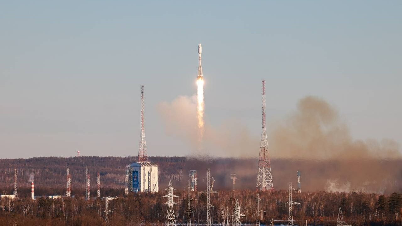 Ракета-носитель "Союз" вывела на орбиту более 5...