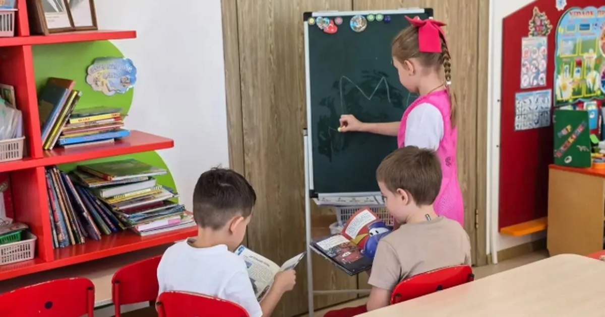 Из 49 групп в 24 рабочий день продлён до 20:00,...