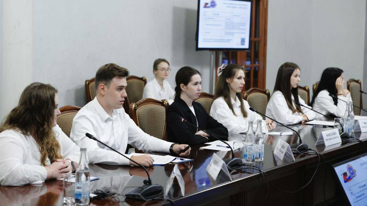 Перспективные проекты стажеров: самарские студенты представили свои идеи губернатору области Наиболее перспективные из них войдут в стратеги...