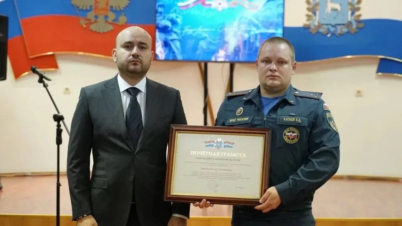 Федорищев поздравил самарских спасателей МЧС с 93-й годовщиной гражданской обороны Губернатор вручил награды отличившимся сотрудни...
