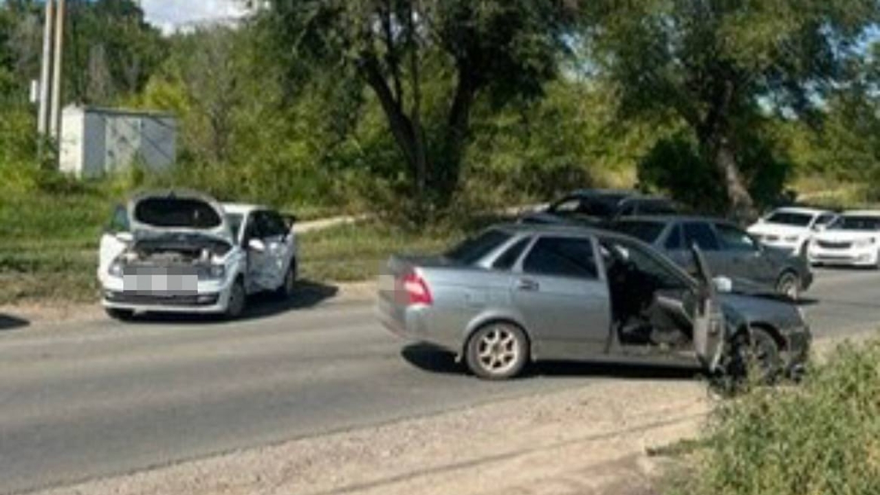 Не хотел уступать: в столкновении "Фольксвагена" и "Приоры" в Сызрани пострадали двое Водитель "Фольксвагена" не уступил дорогу при р...
